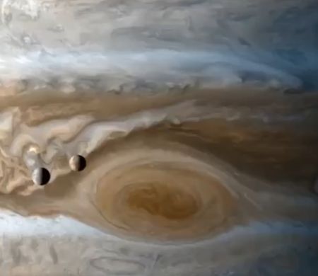 Спутники Юпитера Ио и Европа, снятые зондом Cassini⁠⁠