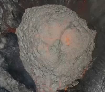 Дрон снимает вулкан внутри за несколько секунд до начала извержения