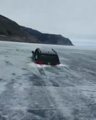 Вчера на Байкале возле северобайкальской пристани провалился под лед Лэнд Крузер 200