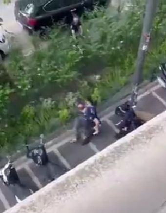 Реакция итальянских полицейских в Милане (процедура ареста) на трансгендера из Бразилии, который приставал на школьной площадке к детям