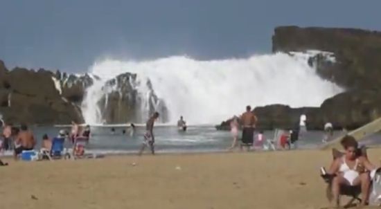 Естественный барьер, защищающий пляж в Пуэрто-Рико от массивных волн