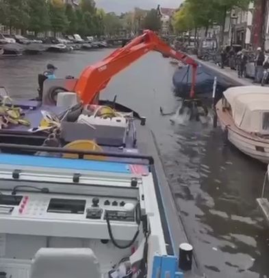 Очистка каналов Амстердама от велосипедов