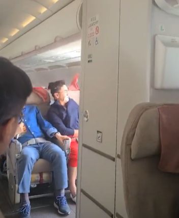 В Южной Корее мужик случайно открыл аварийную дверь самолёта перед посадкой