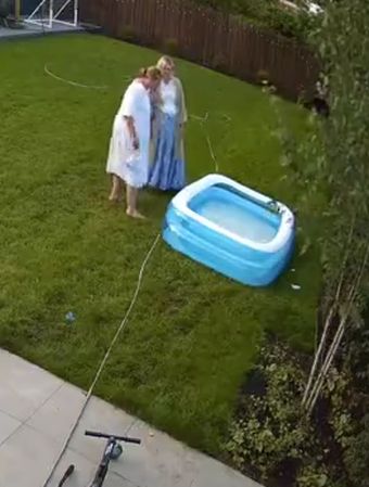 Две женщины и бассейн