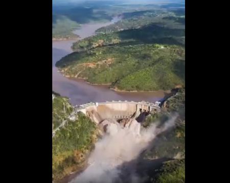 Сброс воды из водохранилища в Чили