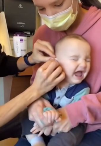 Глухой малыш впервые слышит родителей⁠⁠