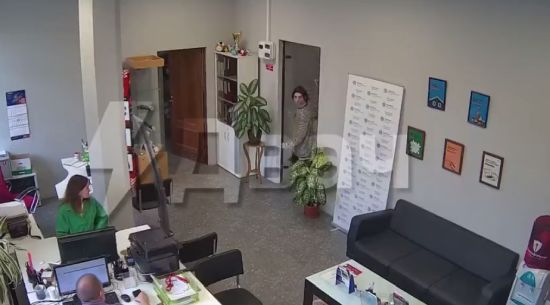 В Москве зумер пришёл в офис и залил менеджеров перцовкой