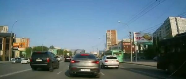 Разворачиваешься себе спокойно через двойную сплошную, а тут, понимаешь, "Гелик" по встречке!