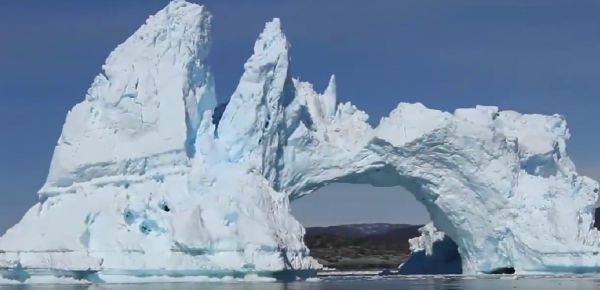 Эпичное обрушение айсберга в Гренландии