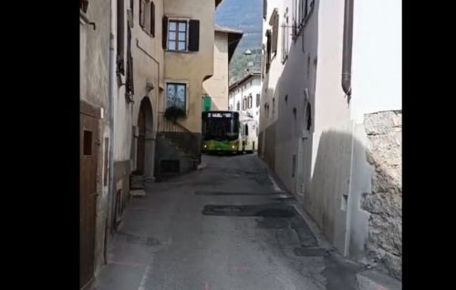 Рейсовый автобус на узкой улочке в Италии