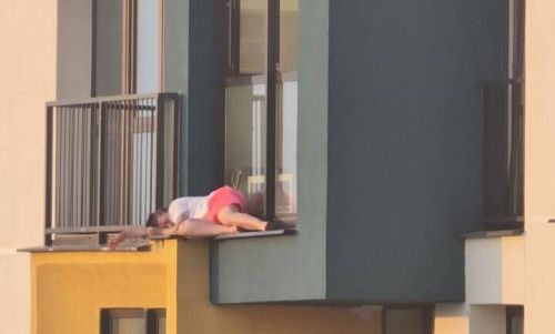 В Минске девушка заснула на оконном отливе 24-го этажа
