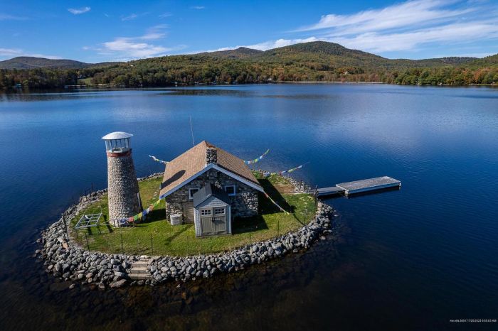 Небольшой остров в штате Мэн выставлен на продажу за 400 000 долларов, но есть одна загвоздка