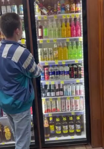 Сотрудники алкогольного магазина показывают мастерство обращения с бутылками⁠⁠