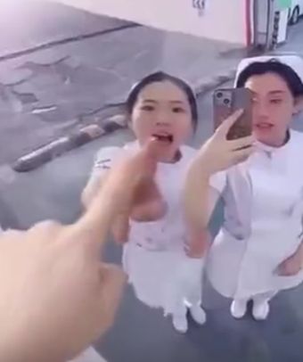 Две азиатские медсестры⁠⁠