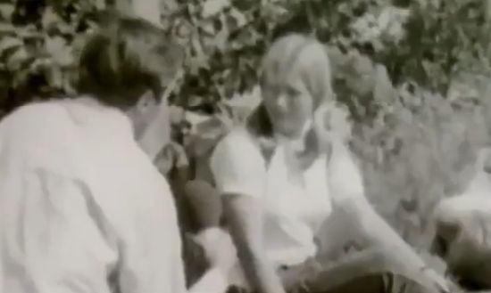 17-летняя датчанка, путешествующая одна, дает интервью местному телевидению в 1969 году