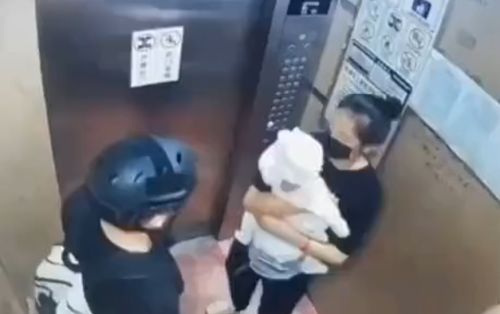 Курьер защищает маму и ребенка, когда лифт выходит из строя⁠⁠