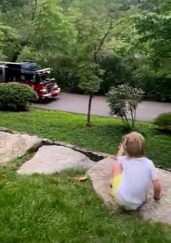 Мальчик поприветствовал, проезжающую пожарную машину. И вот что было дальше!