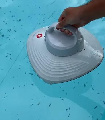 Как убирает бассейн подводный робот пылесос⁠⁠
