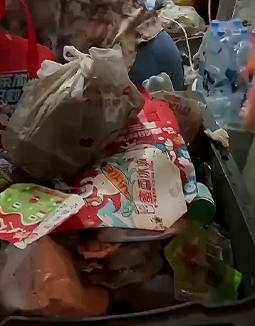 Девушка Китае целый год не выносила мусор, так как работала на удаленке