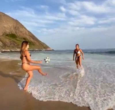 Девушки, пляж, футбольная техника