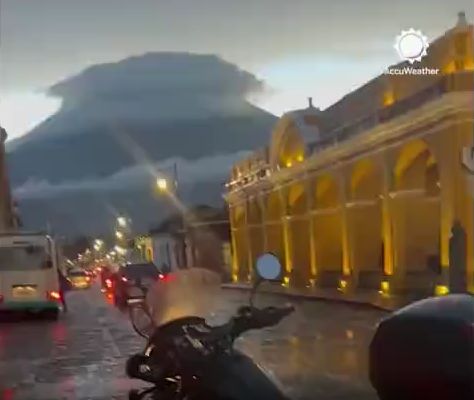 В Гватемале проснулся вулкан Акатенанго под раскаты грома и молний