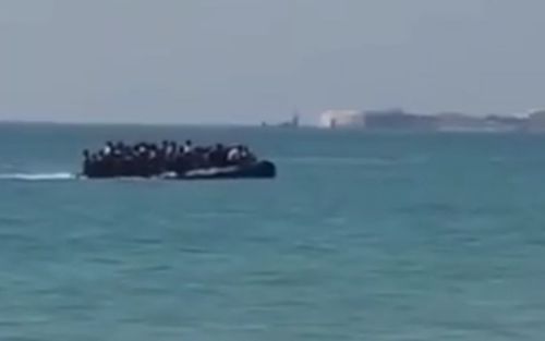 Лодка с нелегальными мигрантами прибыла в Испанию