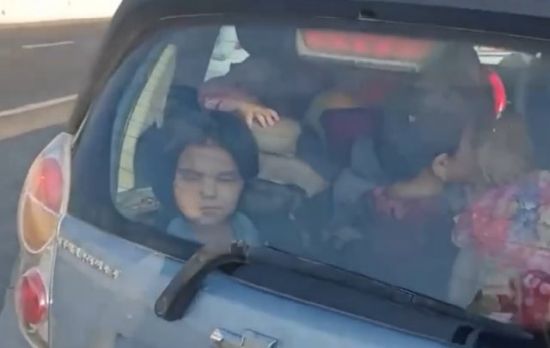 В Узбекистане женщина умудрилась посадить 25 детей в небольшую машину
