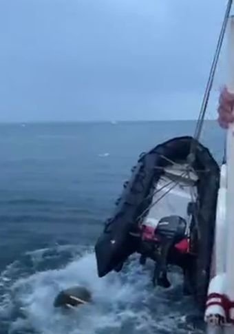 Мама-морж проколола острыми бивнями резиновую лодку российских путешественников