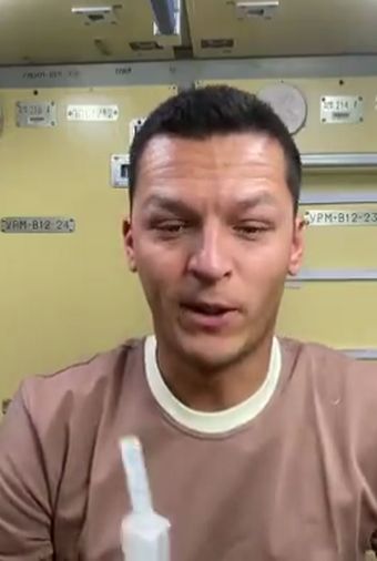 Российский космонавт показал, как он умывается в невесомости на МКС