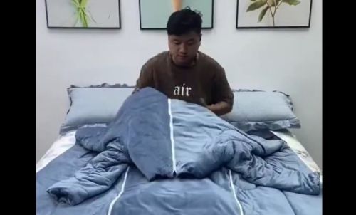 Необычное одеяло для любителей посидеть в телефоне в кровати