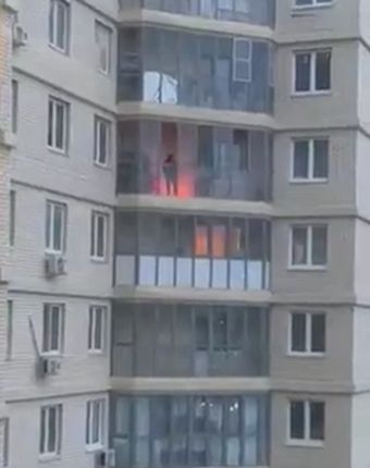 Житель ЖК «Новое Бутово» в Москве жарит шашлыки прямо на балконе