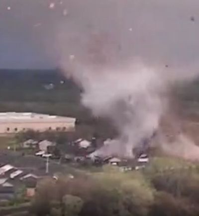 Жутковатое, но эффектное видео прохода торнадо по штату Оклахома, США