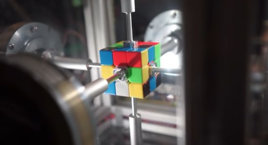 Сборка кубика Рубика за 0.38 сек роботом