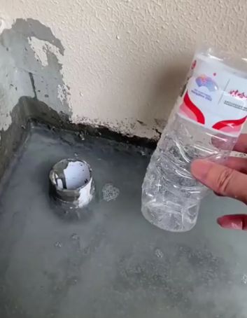 Как спустить воду с помощью бутылки