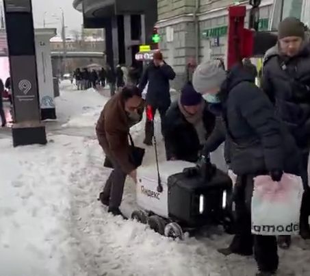 На Зубовском бульваре москвичи помогают роботу