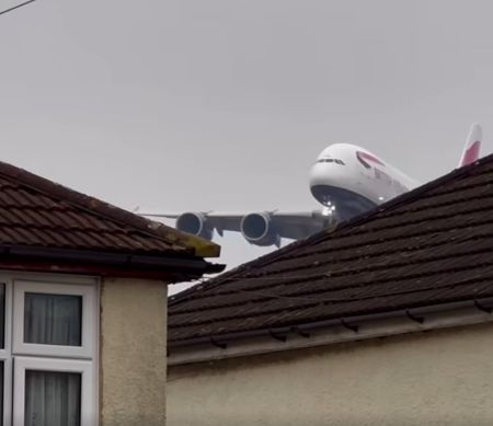 Гигант А380-самый большой пассажирский лайнер в мире заходит на посадку⁠⁠