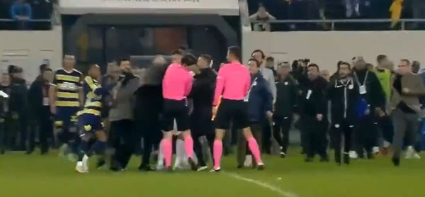 Президент футбольного клуба турецкой Суперлиги "Анкарагюджю" поставленным ударом вырубил арбитра сразу после окончания матча