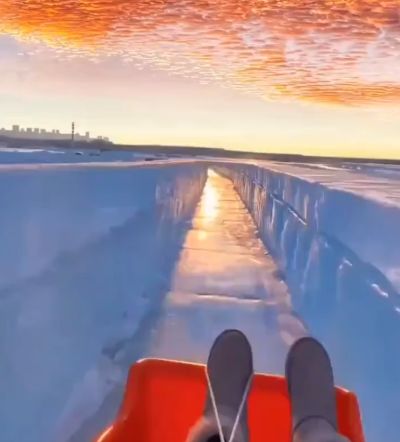 Ледяная горка длиной 500 метров в Харбинском парке льда и снега в Китае⁠⁠