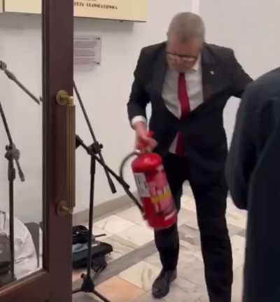 Польский депутат потушил ханукальные свечи в парламенте огнетушителем