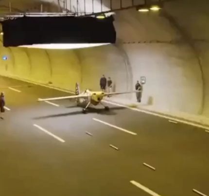Пилот Red Bull Дарио Коста пролетел на самолёте через два туннеля, установив новый рекорд Гиннеса