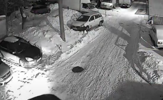 В Новосибирске водитель подвез возвращавшегося с корпоратива гражданина, но затем избил его и ограбил