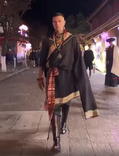 2-метровый серб из Черногории, идет по улице в Китае⁠⁠2-метровый серб из Черногории, идет по улице в Китае⁠⁠
