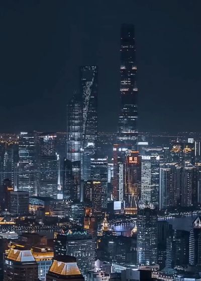 В ночном Шанхае есть на что посмотреть! Например, Шанхайская башня - второе по величине здание в мире высотой 632 метра⁠⁠