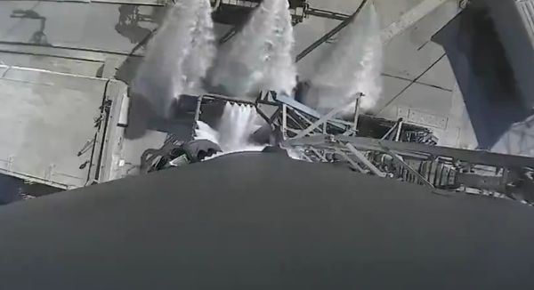 Вид с борта Falcon 9 во время её полета в космос и обратно