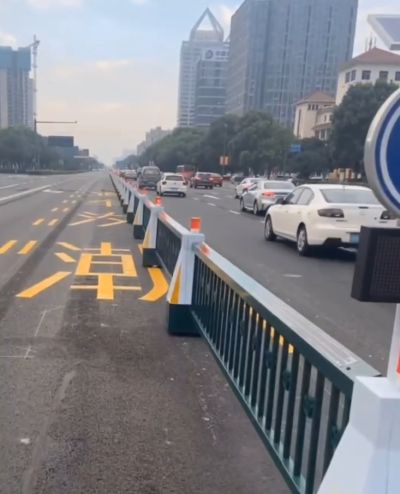 Некоторые дороги в Китае оборудованы автоматической разделительной полосой