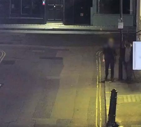 Лондонские полицейские ловят уличных воров на живца