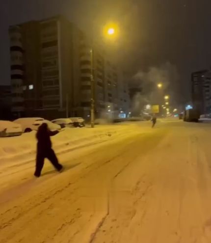 В центре Екатеринбурга два парня устроили дуэль на фейерверках