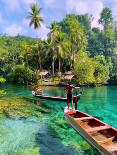 Озеро Пайсу в Индонезии, известное как зеркальное озеро, настолько прозрачное, что с его поверхности можно увидеть флору и фауну⁠⁠