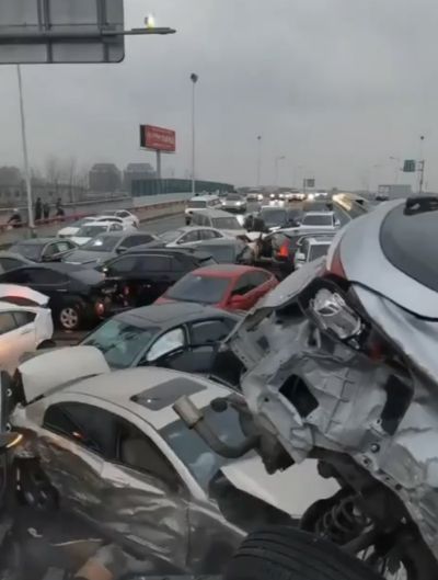 В Сучжоу на автомагистрали столкнулись более ста машин