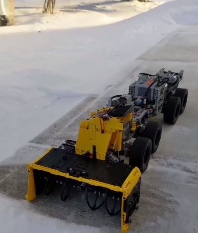 Из LEGO собрали снегоуборочную машину